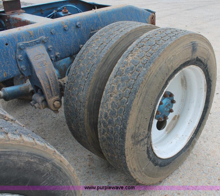 image for item C2684 1988 Peterbilt 377 semi truck