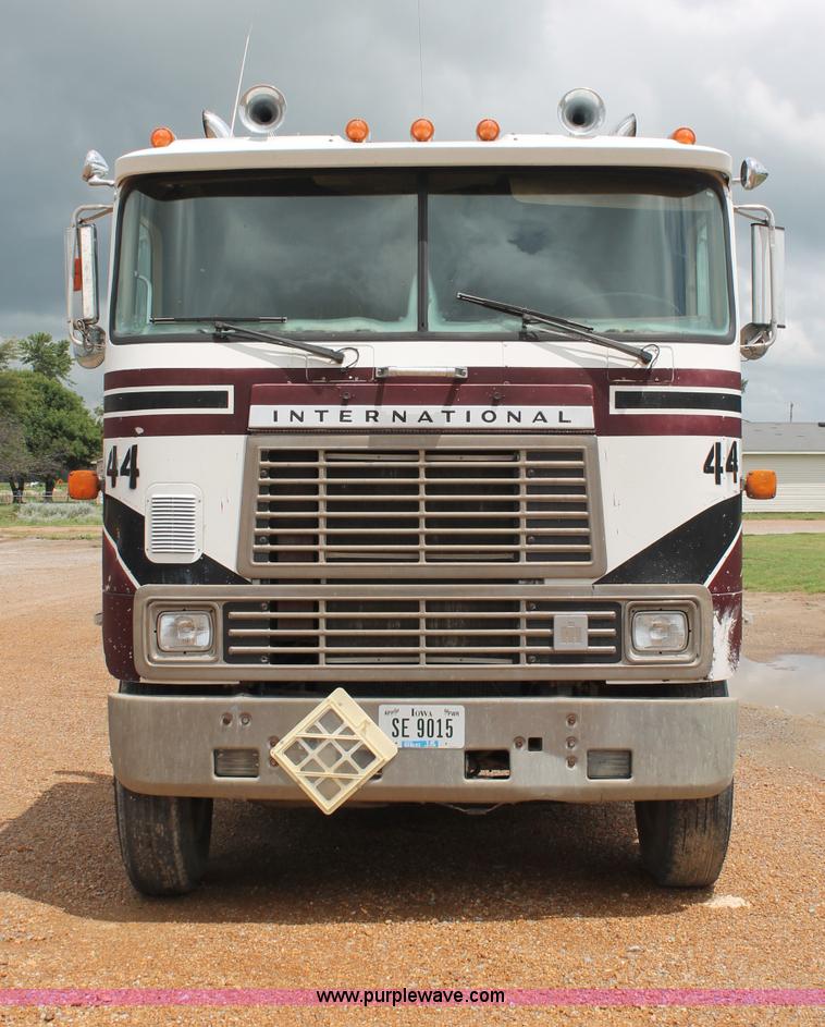 image for item C2687 1985 International 9670 semi truck