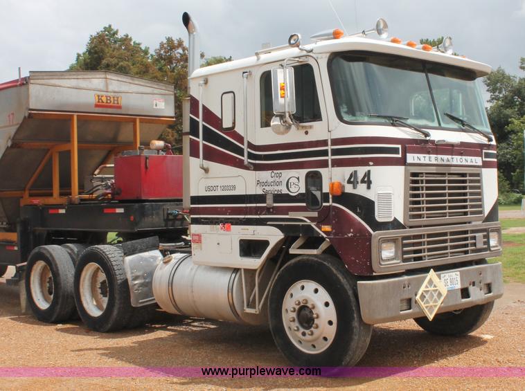 image for item C2687 1985 International 9670 semi truck