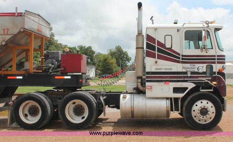 image for item C2687 1985 International 9670 semi truck