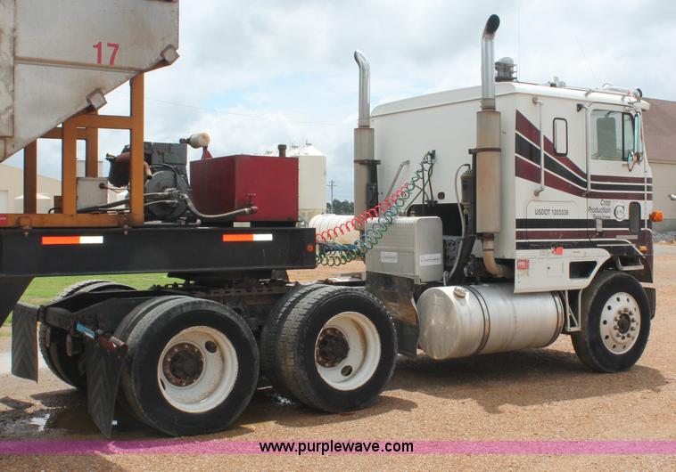 image for item C2687 1985 International 9670 semi truck