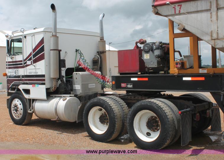 image for item C2687 1985 International 9670 semi truck