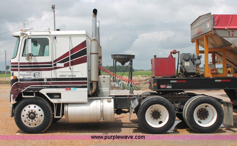 image for item C2687 1985 International 9670 semi truck