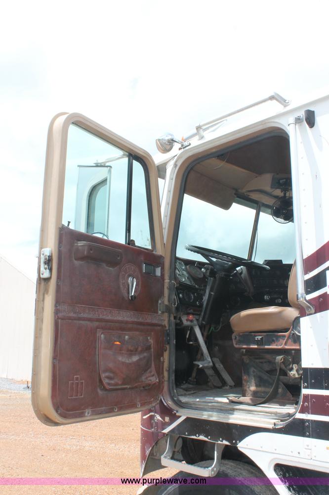 image for item C2687 1985 International 9670 semi truck