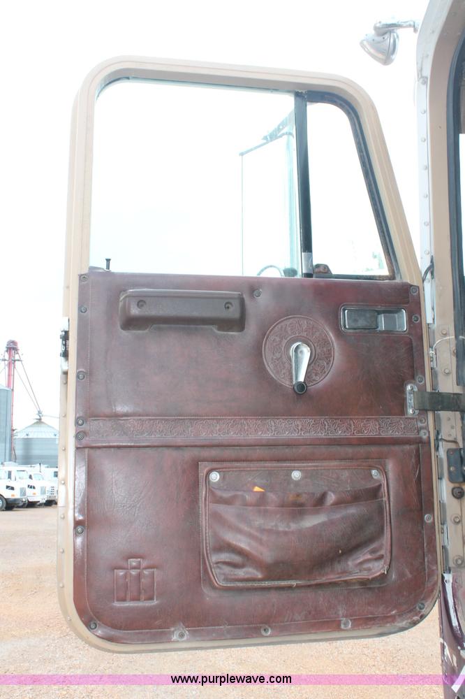 image for item C2687 1985 International 9670 semi truck