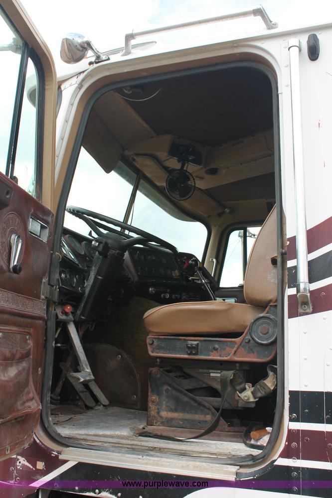 image for item C2687 1985 International 9670 semi truck