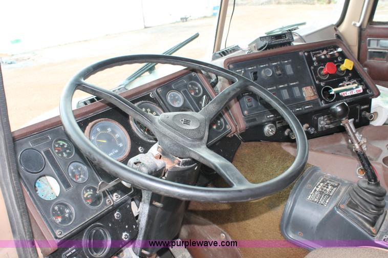 image for item C2687 1985 International 9670 semi truck