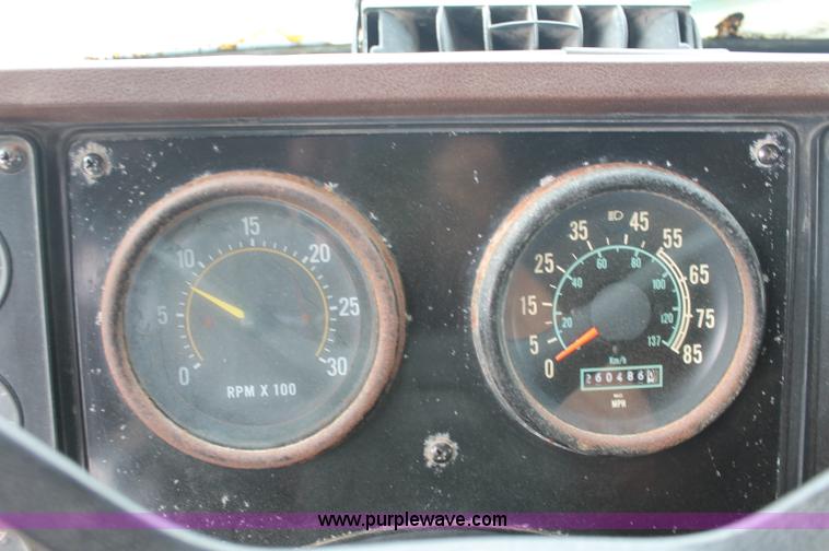 image for item C2687 1985 International 9670 semi truck