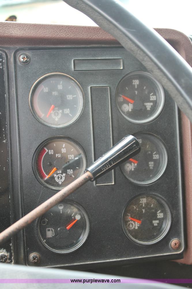 image for item C2687 1985 International 9670 semi truck