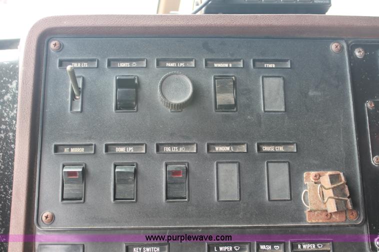 image for item C2687 1985 International 9670 semi truck