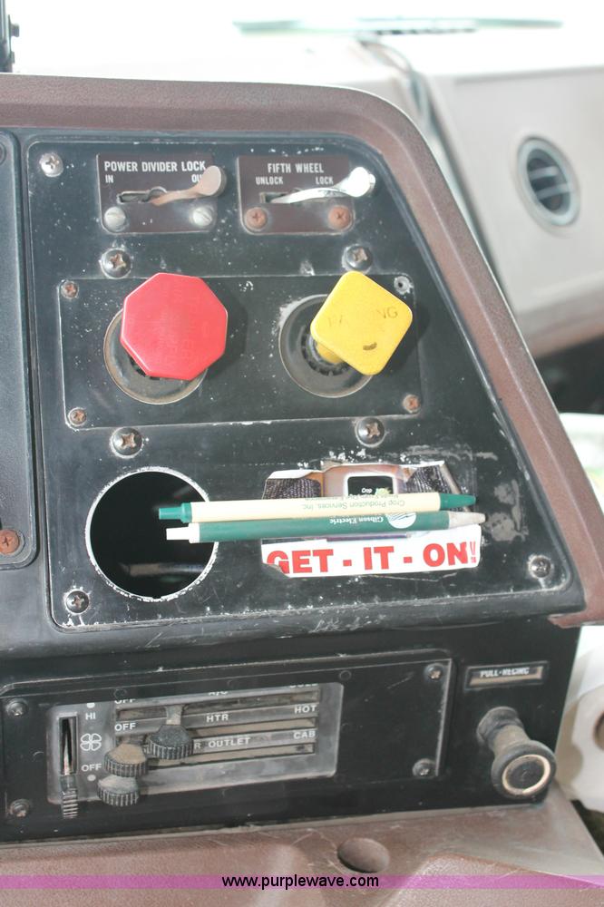 image for item C2687 1985 International 9670 semi truck