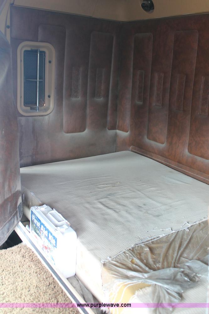 image for item C2687 1985 International 9670 semi truck