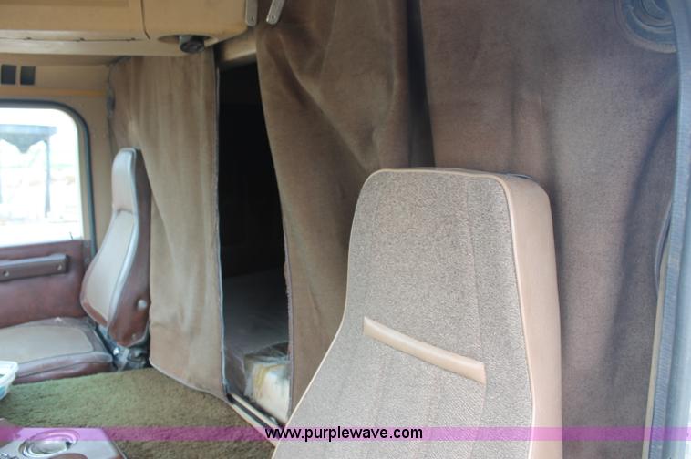 image for item C2687 1985 International 9670 semi truck