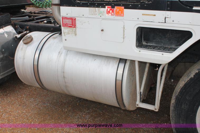 image for item C2687 1985 International 9670 semi truck