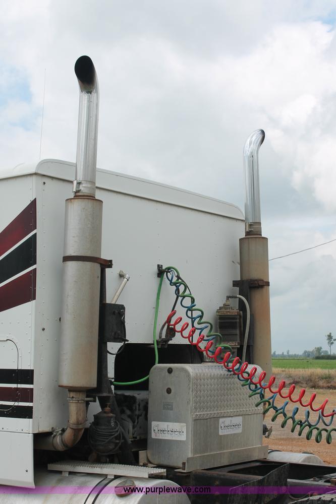 image for item C2687 1985 International 9670 semi truck