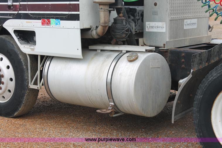 image for item C2687 1985 International 9670 semi truck