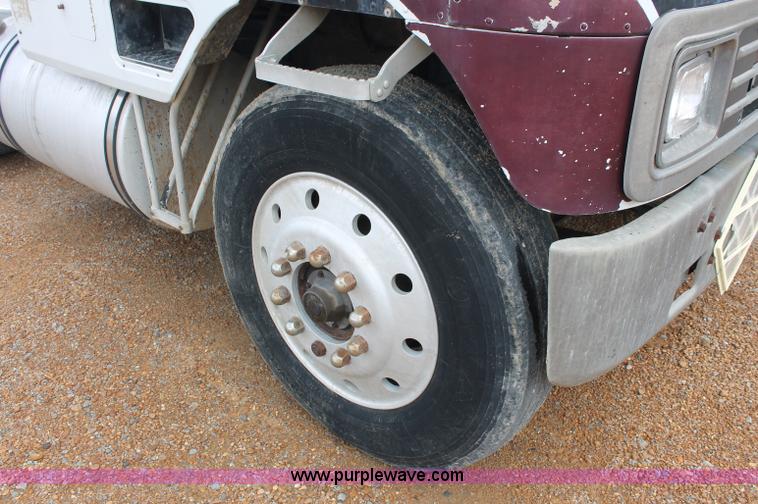 image for item C2687 1985 International 9670 semi truck