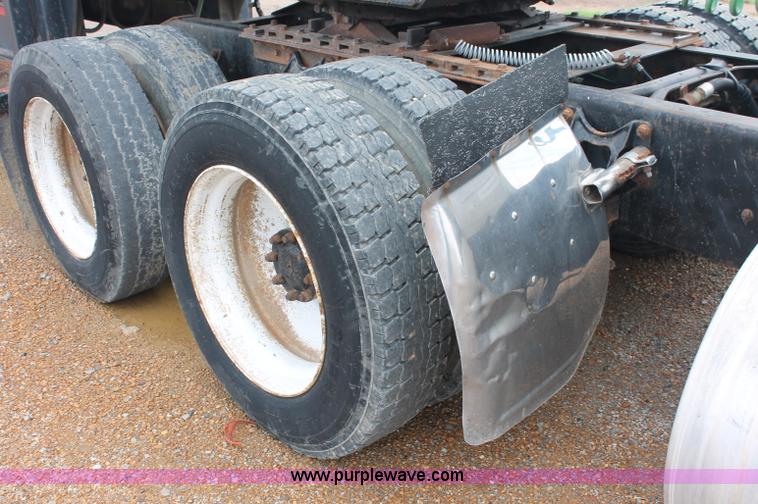 image for item C2687 1985 International 9670 semi truck