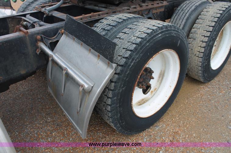 image for item C2687 1985 International 9670 semi truck