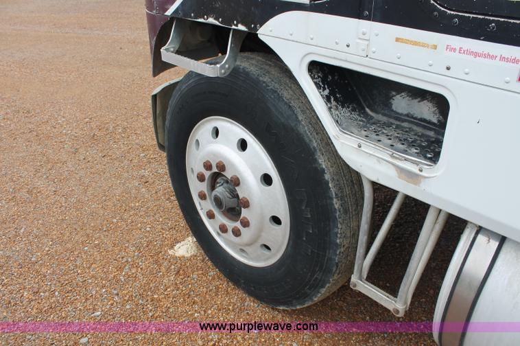 image for item C2687 1985 International 9670 semi truck