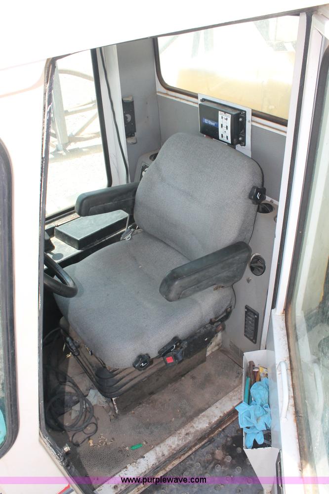 image for item C2723 1992 Melroe 3630 SpraCoupe self propelled sprayer