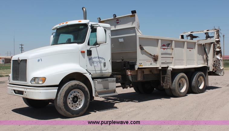 image for item C2731 2004 International 9200i manure spreader truck
