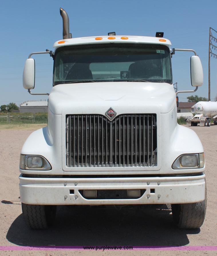 image for item C2731 2004 International 9200i manure spreader truck