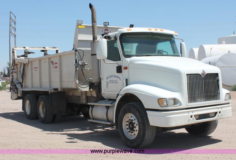 image for item C2731 2004 International 9200i manure spreader truck
