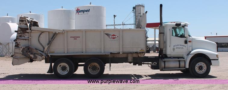 image for item C2731 2004 International 9200i manure spreader truck