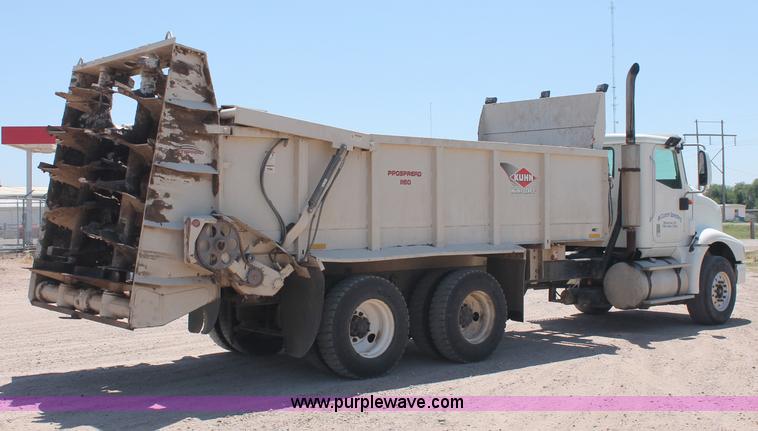 image for item C2731 2004 International 9200i manure spreader truck