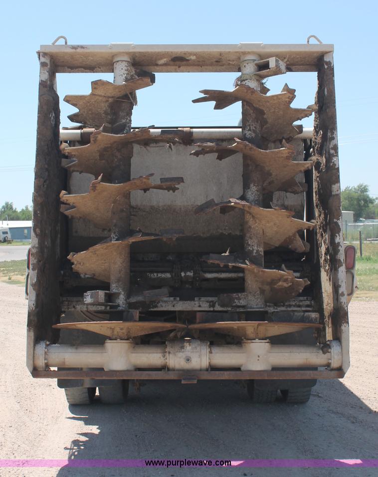 image for item C2731 2004 International 9200i manure spreader truck