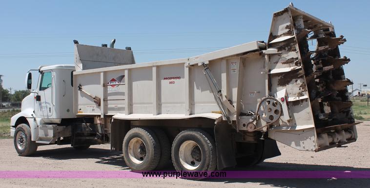 image for item C2731 2004 International 9200i manure spreader truck