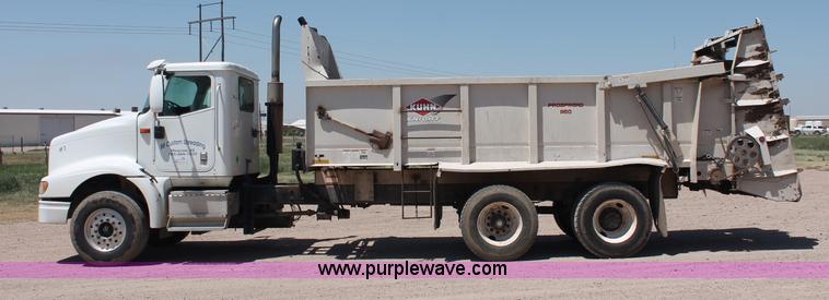 image for item C2731 2004 International 9200i manure spreader truck