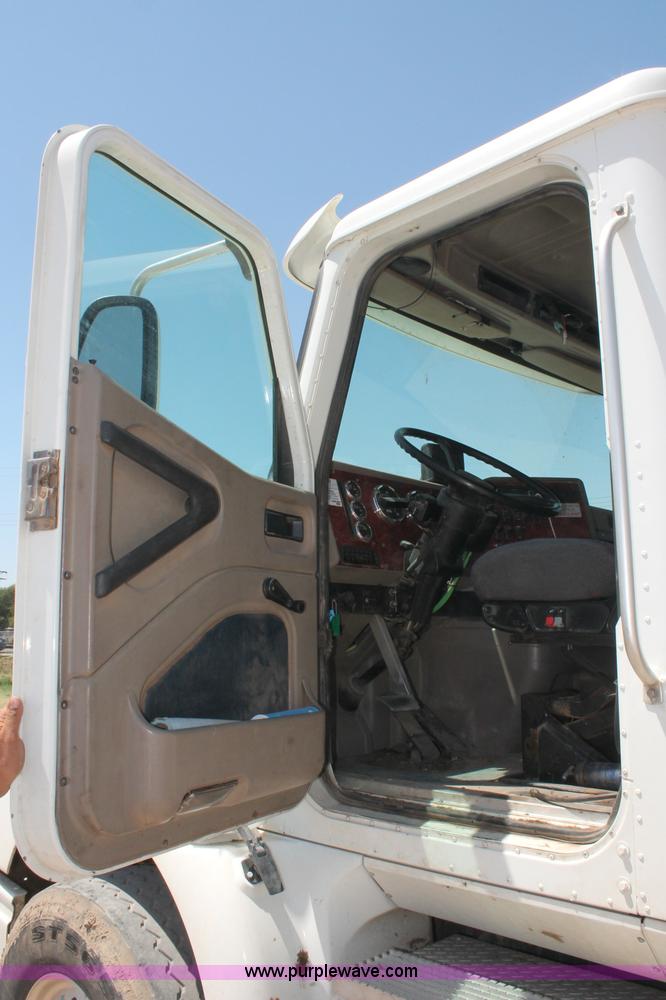 image for item C2731 2004 International 9200i manure spreader truck