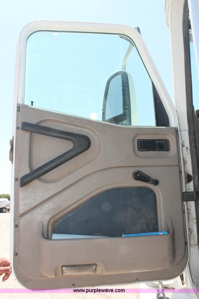 image for item C2731 2004 International 9200i manure spreader truck