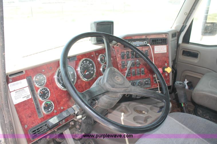 image for item C2731 2004 International 9200i manure spreader truck