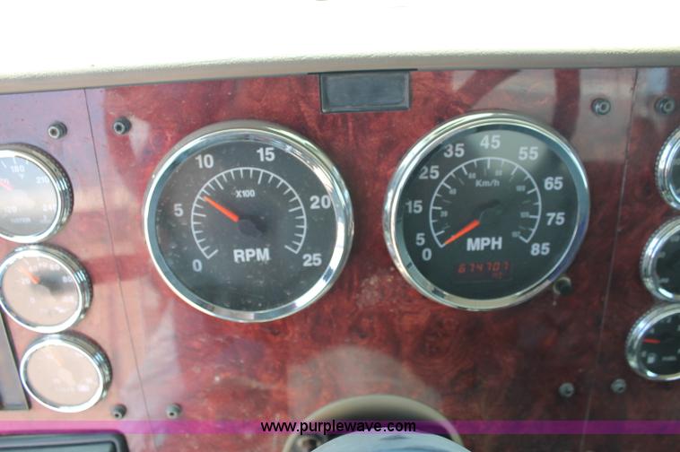 image for item C2731 2004 International 9200i manure spreader truck