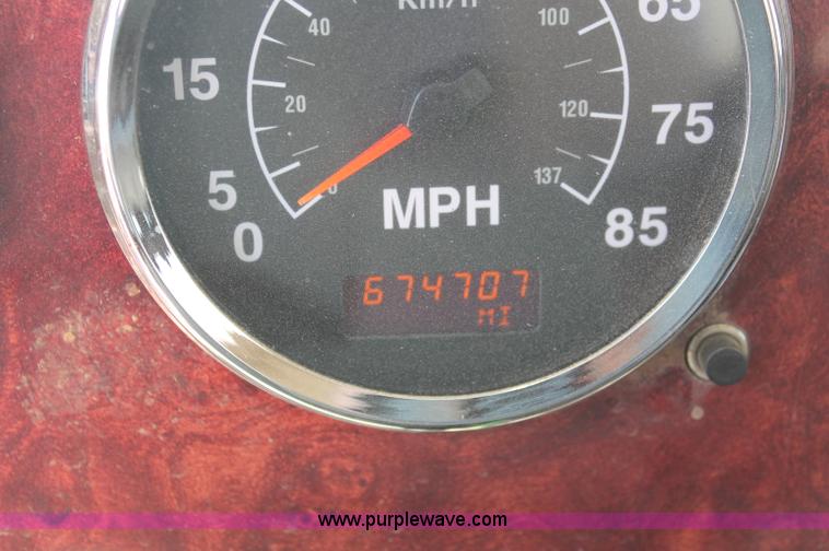 image for item C2731 2004 International 9200i manure spreader truck