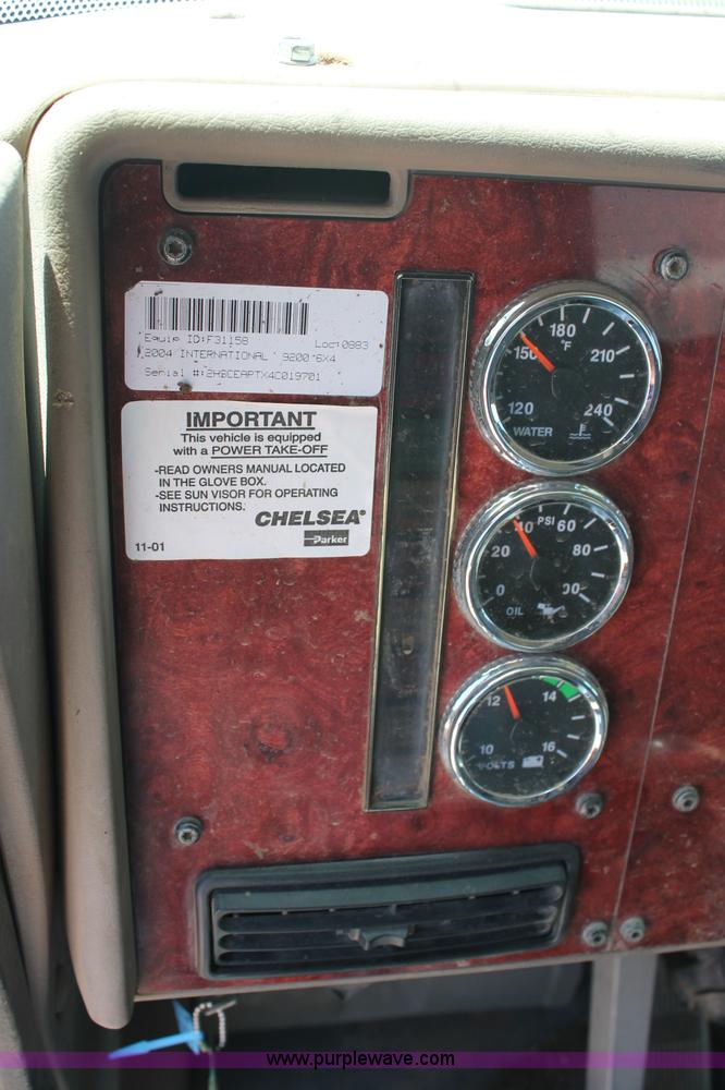 image for item C2731 2004 International 9200i manure spreader truck