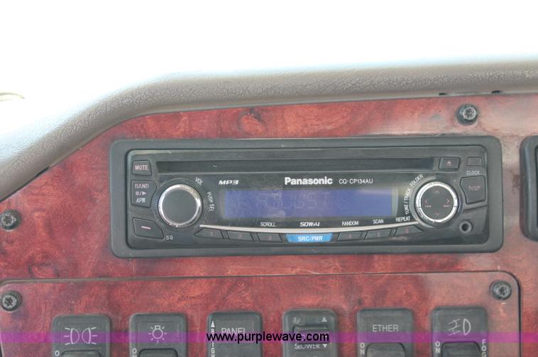 image for item C2731 2004 International 9200i manure spreader truck