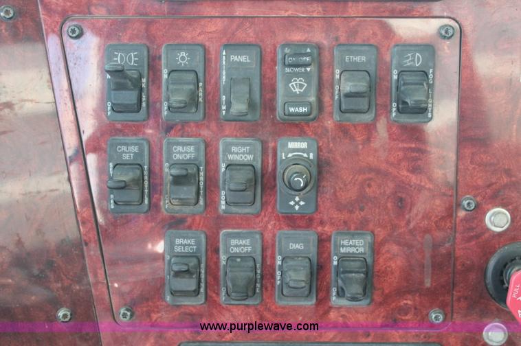 image for item C2731 2004 International 9200i manure spreader truck