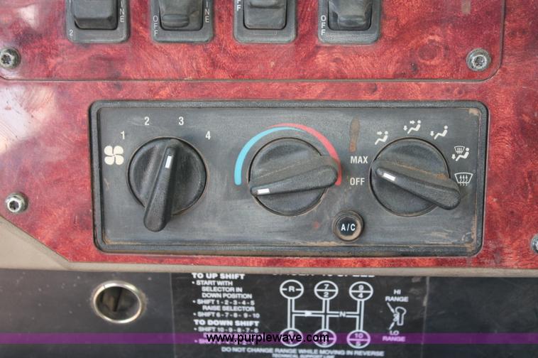 image for item C2731 2004 International 9200i manure spreader truck