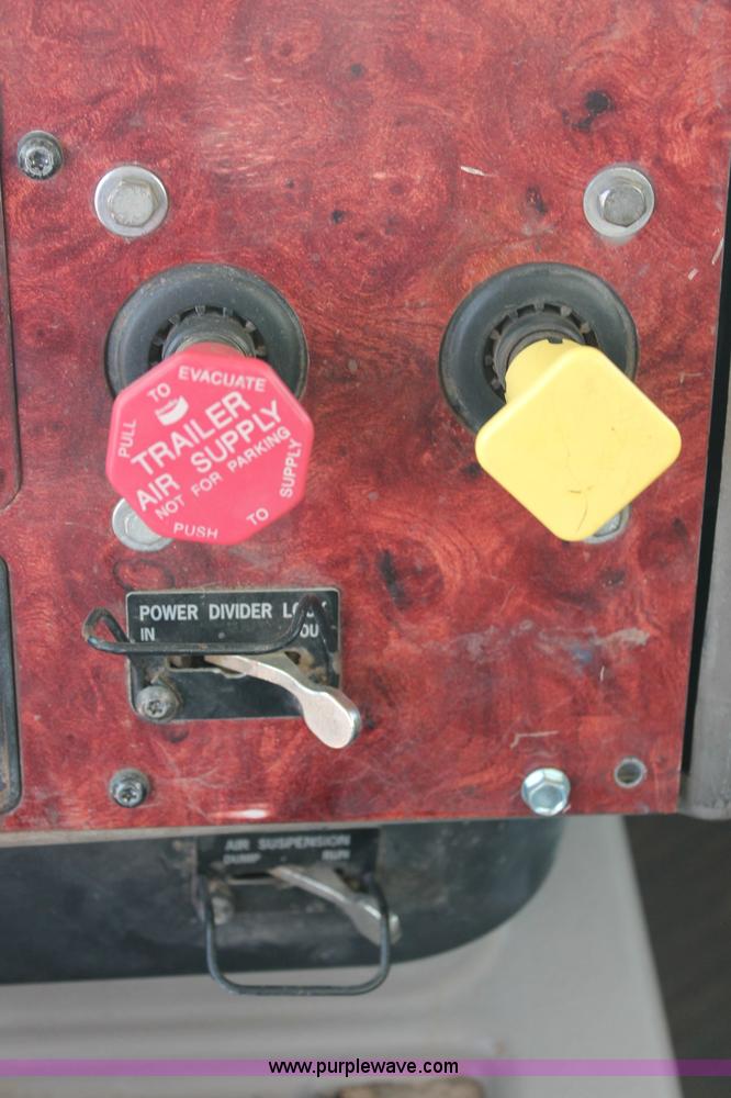 image for item C2731 2004 International 9200i manure spreader truck