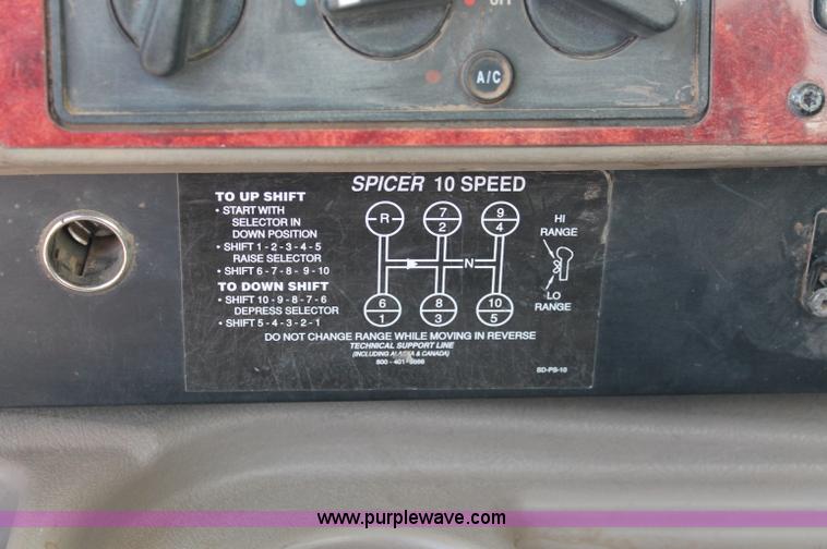 image for item C2731 2004 International 9200i manure spreader truck