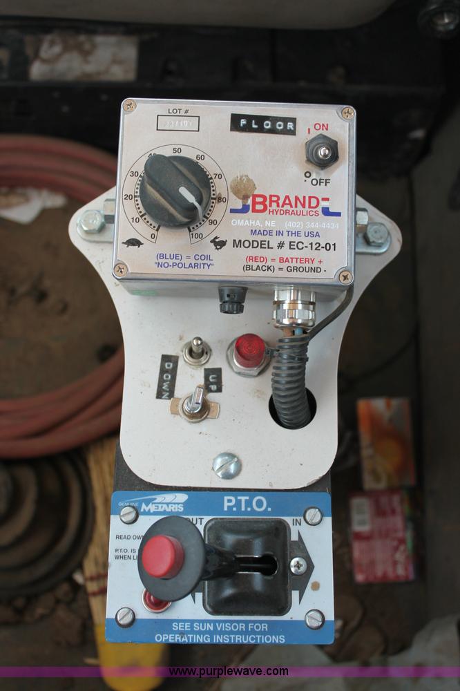 image for item C2731 2004 International 9200i manure spreader truck