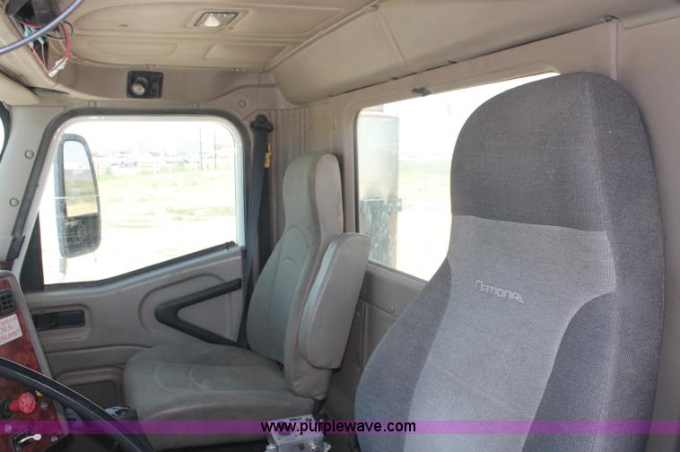 image for item C2731 2004 International 9200i manure spreader truck