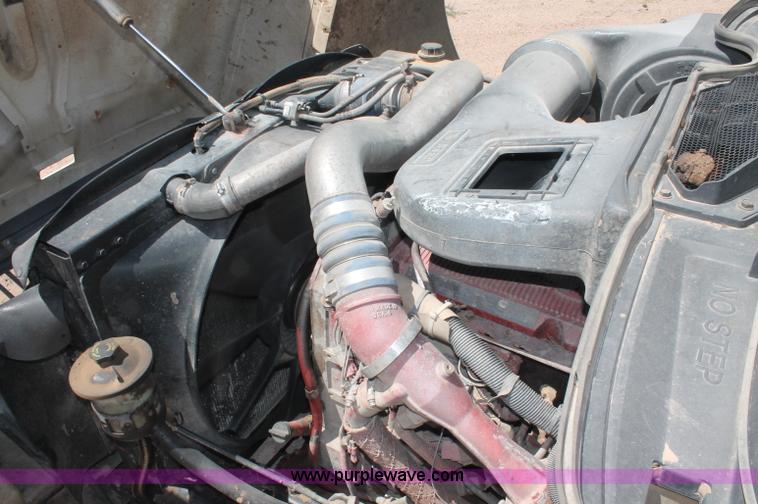 image for item C2731 2004 International 9200i manure spreader truck