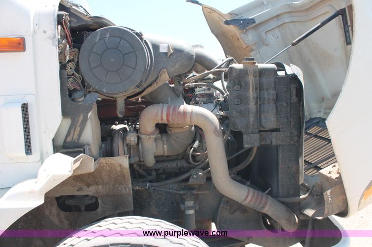 image for item C2731 2004 International 9200i manure spreader truck