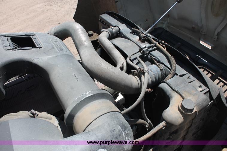 image for item C2731 2004 International 9200i manure spreader truck