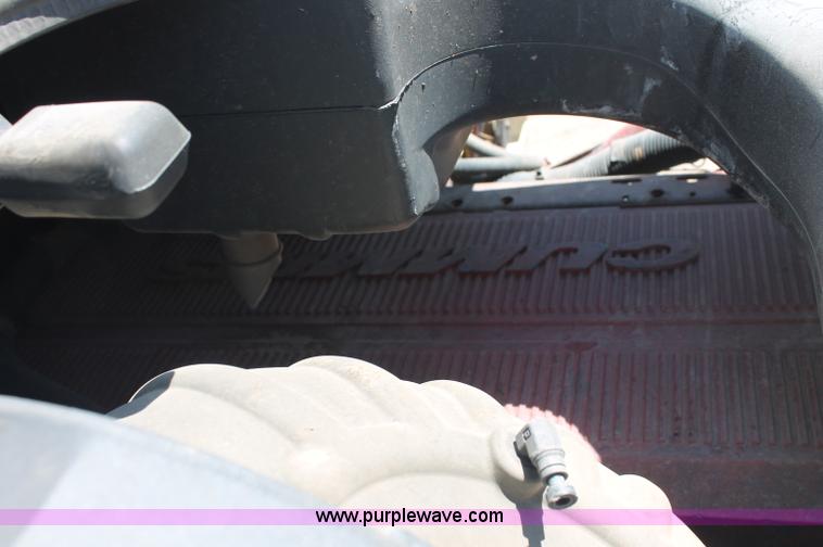 image for item C2731 2004 International 9200i manure spreader truck